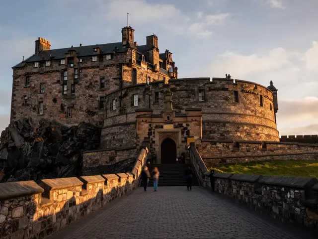 Edinburgh Castle Visitor Guide 2026: Tickets, Hours & What to Expect